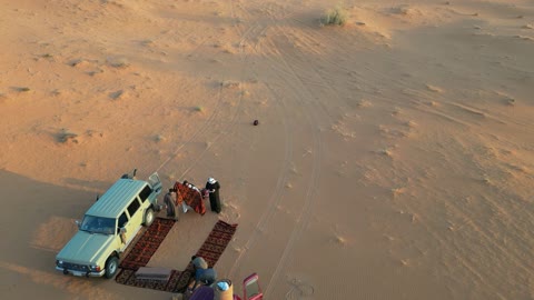 وجهة سياحية لمحبي المغامرات، جلسات عربية تقليدية وسط الصحراء, الاستجمام والاستمتاع في الأجواء الهادئة, قضاء إجازة ممتعة في براري المملكة العربية السعودية, رحلة و كشتة برية في المناطق الصحراوية في النفوذ الكبرى شمال مدينة حائل, منظر الرمال الذهبية الناعمة