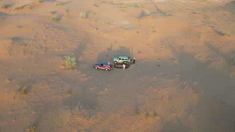 جلسات عربية تقليدية وسط الصحراء, الاستجمام والاستمتاع في الأجواء الهادئة, قضاء إجازة ممتعة في براري المملكة العربية السعودية, رحلة و كشتة برية في المناطق الصحراوية في النفوذ الكبرى شمال مدينة حائل, منظر الرمال الذهبية الناعمة، وجهة سياحية لمحبي المغامرات