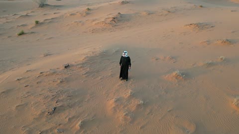 A tourist destination for adventure lovers, traditional Arab gatherings in the middle of the desert, relaxation and enjoyment in the calm atmosphere, spending an enjoyable vacation in the wilderness of the Kingdom of Saudi Arabia, a trip and a wild camping experience in the desert areas of the Great Nafud north of the city of Hail, the view of the soft golden sands.