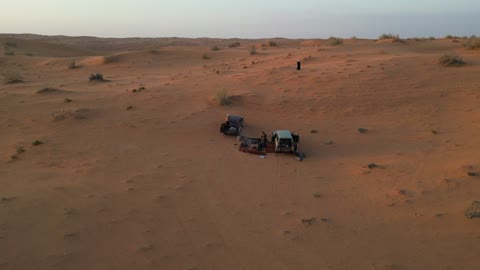 جلسات عربية تقليدية وسط الصحراء, الاستجمام والاستمتاع في الأجواء الهادئة, قضاء إجازة ممتعة في براري المملكة العربية السعودية, رحلة و كشتة برية في المناطق الصحراوية في النفوذ الكبرى شمال مدينة حائل, منظر الرمال الذهبية الناعمة، وجهة سياحية لمحبي المغامرات