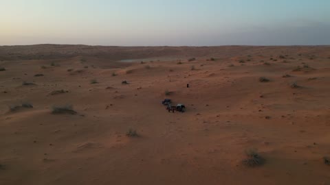 وجهة سياحية لمحبي المغامرات، جلسات عربية تقليدية وسط الصحراء, الاستجمام والاستمتاع في الأجواء الهادئة, قضاء إجازة ممتعة في براري المملكة العربية السعودية, رحلة و كشتة برية في المناطق الصحراوية في النفوذ الكبرى شمال مدينة حائل, منظر الرمال الذهبية الناعمة