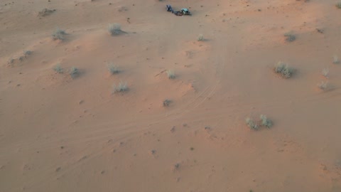 وجهة سياحية لمحبي المغامرات، جلسات عربية تقليدية وسط الصحراء, الاستجمام والاستمتاع في الأجواء الهادئة, قضاء إجازة ممتعة في براري المملكة العربية السعودية, رحلة و كشتة برية في المناطق الصحراوية في النفوذ الكبرى شمال مدينة حائل, منظر الرمال الذهبية الناعمة