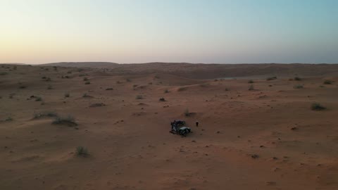 وجهة سياحية لمحبي المغامرات، جلسات عربية تقليدية وسط الصحراء, الاستجمام والاستمتاع في الأجواء الهادئة, قضاء إجازة ممتعة في براري المملكة العربية السعودية, رحلة و كشتة برية في المناطق الصحراوية في النفوذ الكبرى شمال مدينة حائل, منظر الرمال الذهبية الناعمة