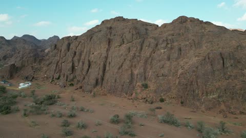 التكوينات الصخرية الطبيعية في السعودية، تصوير درون لالطبيعة الصحراوية و البيئة الجبلية، تشكلات الصخور في الجبال والقمم والمرتفعات، أماكن طبيعيه سياحية ومعالم تاريخية أثرية قديمة للكشتات البرية، وجهة سياحية لمحبي المغامرات, رحلة و كشتة برية في صحراء شمال مدينة حائل