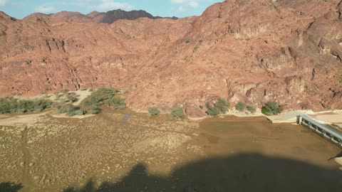 مناظر طبيعية سياحية مشهورة في المملكة العربية السعودية، مناطق للرحلات والجولات العائلية الممتعة، سد ووادي السلف في محافظة حائل ، التكوينات الصخرية الطبيعية في السعودية،  تشكلات الصخور في الجبال والقمم والمرتفعات