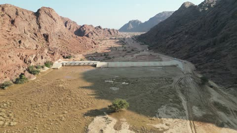 Famous tourist natural landscapes in the Kingdom of Saudi Arabia, areas for enjoyable family trips and tours, the dam and Wadi Al-Salf in Hail Province, natural rock formations in Saudi Arabia, rock formations in the mountains, peaks, and highlands.