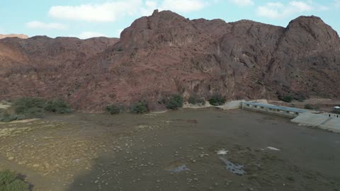 مناظر طبيعية سياحية مشهورة في المملكة العربية السعودية، مناطق للرحلات والجولات العائلية الممتعة، سد ووادي السلف في محافظة حائل ، التكوينات الصخرية الطبيعية في السعودية،  تشكلات الصخور في الجبال والقمم والمرتفعات