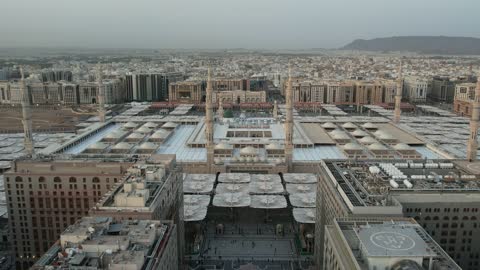 مكان ومعلم إسلامي مقدس في المملكة العربية السعودية، الفن الهندسي المعماري في بناء جامع رسول الله، قدوم المسلمين لأداء فريضة الصلاة، المسجد النبوي الشريف في المدينة المنورة، المآذن الشامخة والقبة الخضراء العريقة، المظلات الالكترونية  في المدينة المنورة