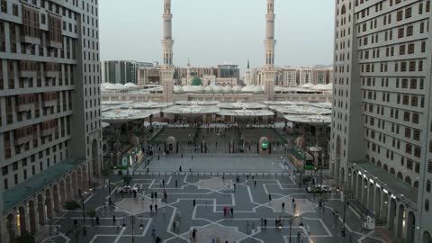 المظلات الالكترونية  في المدينة المنورة،  مكان ومعلم إسلامي مقدس في المملكة العربية السعودية، الفن الهندسي المعماري في بناء جامع رسول الله، قدوم المسلمين لأداء فريضة الصلاة، المسجد النبوي الشريف في المدينة المنورة، المآذن الشامخة والقبة الخضراء العريقة