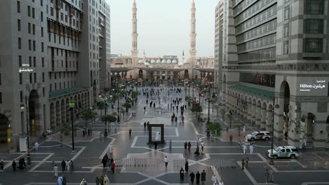 المظلات الالكترونية  في المدينة المنورة،  مكان ومعلم إسلامي مقدس في المملكة العربية السعودية، الفن الهندسي المعماري في بناء جامع رسول الله، قدوم المسلمين لأداء فريضة الصلاة، المسجد النبوي الشريف في المدينة المنورة، المآذن الشامخة والقبة الخضراء العريقة