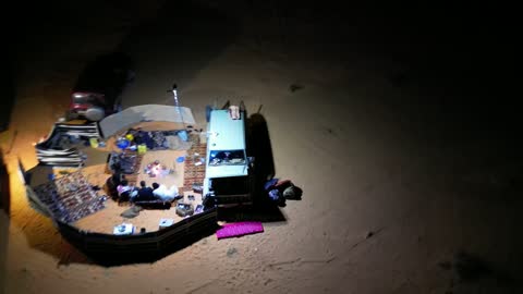 أجواء التخييم الشبابية الممتعه، الرمال الذهبية الناعمة والطبيعة، كشتة بر في المناطق الصحراوية، مخيمات سياحية في صحاري المملكة العربية السعودية، المغامرات والكشتات البرية، جلسة ليلية هادئة في صحراء حائل