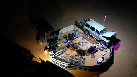 أجواء التخييم الشبابية الممتعه، الرمال الذهبية الناعمة والطبيعة، كشتة بر في المناطق الصحراوية، مخيمات سياحية في صحاري المملكة العربية السعودية، المغامرات والكشتات البرية، جلسة ليلية هادئة في صحراء حائل