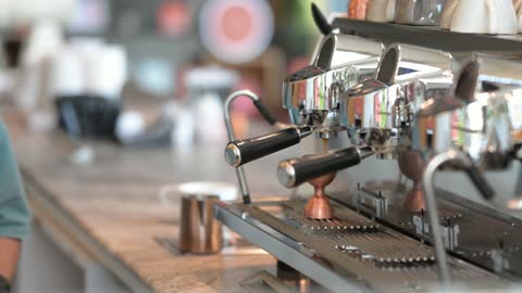 آلة صنع القهوة, تصوير مقرب لشاب عربي خليجي سعودي يقم بإعداد القهوة المختصة, أدوات ومعدات حديثة لصناعة القهوة, مشروبات ساخنه لتحسين المزاج والشعور بالنشاط والحيوية