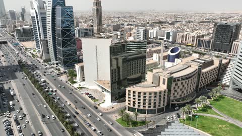 تصوير درون جوي لطريق الملك فهد في مدينة الرياض بالمملكة العربية السعودية ، الأبراج وناطحات السحاب ، الفن الهندسي المعماري ، معالم سياحية مشهورة بالرياض ، حركة سير السيارات على الطريق العام