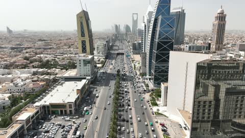 تصوير درون جوي لطريق الملك فهد في مدينة الرياض بالمملكة العربية السعودية ، الأبراج وناطحات السحاب ، الفن الهندسي المعماري ، معالم سياحية مشهورة بالرياض ، حركة سير السيارات على الطريق العام