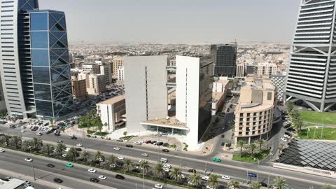 تصوير درون جوي لطريق الملك فهد في مدينة الرياض بالمملكة العربية السعودية ، الأبراج وناطحات السحاب ، الفن الهندسي المعماري ، معالم سياحية مشهورة بالرياض ، حركة سير السيارات على الطريق العام