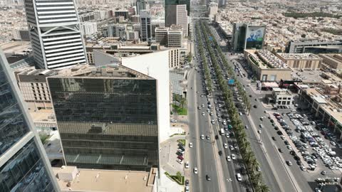 الأبراج وناطحات السحاب ، الفن الهندسي المعماري ، تصوير درون جوي لطريق الملك فهد في مدينة الرياض بالمملكة العربية السعودية ، معالم سياحية مشهورة بالرياض ، حركة سير السيارات على الطريق العام
