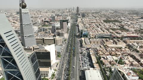 الأبراج وناطحات السحاب ، الفن الهندسي المعماري ، تصوير درون جوي لطريق الملك فهد في مدينة الرياض بالمملكة العربية السعودية ، معالم سياحية مشهورة بالرياض ، حركة سير السيارات على الطريق العام