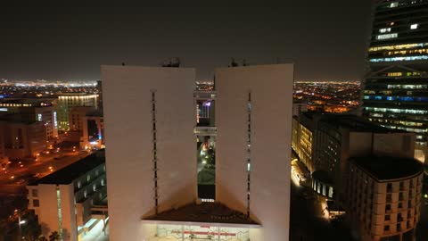 الأبراج وناطحات السحاب ، الفن الهندسي المعماري ، تصوير درون جوي لطريق الملك فهد في مدينة الرياض بالمملكة العربية السعودية ، معالم سياحية مشهورة بالرياض ، حركة سير السيارات على الطريق العام