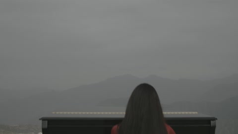 تصوير درون جوي لفنانة تجلس امام آلة البيانو الموسيقية وتستمتع بالعزف، مواهب فنية موسيقية، جبال الباحة فى الطبيعة الجنوبية في المملكة العربية السعودية،  معالم سياحية مشهورة بالرياض ، القمم والمرتفعات الجبلية