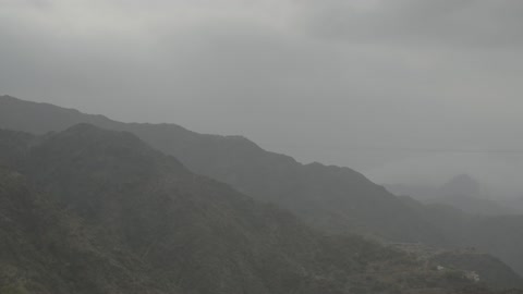 مواهب فنية موسيقية، جبال الباحة فى الطبيعة الجنوبية في المملكة العربية السعودية،تصوير درون جوي لفنانة تجلس امام آلة البيانو الموسيقية وتستمتع بالعزف،  معالم سياحية مشهورة بالرياض ، القمم والمرتفعات الجبلية