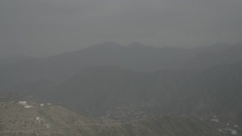 مواهب فنية موسيقية، جبال الباحة فى الطبيعة الجنوبية في المملكة العربية السعودية،تصوير درون جوي لفنانة تجلس امام آلة البيانو الموسيقية وتستمتع بالعزف،  معالم سياحية مشهورة بالرياض ، القمم والمرتفعات الجبلية