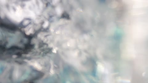 غواص يرتدي الزي الخاص بالغوص يقوم بالسباحة في أعماق البحر، استكشاف الطبيعة المائية، النباتات البحرية والثروة السمكية في المملكة العربية السعودية، مجموعة من الأسماك الصغيرة تسبح في المياه، الشعب المرجانية الملونة في البحار والمحيطات