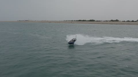 تصوير درون جوي للالعاب المائية والسي شارك جيت سكي ، دولاب هواء عين دبي في جزيرة بلو ووترز في النهار, إطلاله على ساحل الخليج العربي في دولة الامارات العربيه المتحده، معلم سياحي مشهور في الجميرا بيتش في إمارة دبي, انشطه وفعاليات ترفيهيه عائليه وشبابيه ممتعه