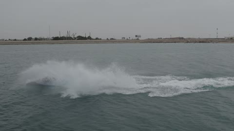 تصوير درون جوي للالعاب المائية والسي شارك جيت سكي ، دولاب هواء عين دبي في جزيرة بلو ووترز في النهار, إطلاله على ساحل الخليج العربي في دولة الامارات العربيه المتحده، معلم سياحي مشهور في الجميرا بيتش في إمارة دبي, انشطه وفعاليات ترفيهيه عائليه وشبابيه ممتعه