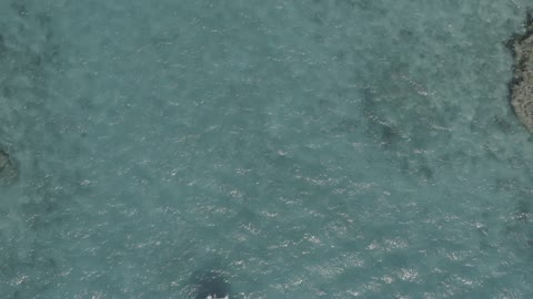 جزيرة بياضه في مدينة جدة بالمملكة العربية السعودية ، تصوير درون جوي لعلم السعودية على اليخت ، الواجهة البحرية الطبيعية ، معالم سياحية مشهورة