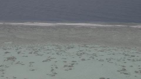 جزيرة بياضه في مدينة جدة بالمملكة العربية السعودية ، تصوير درون جوي لعلم السعودية على اليخت ، الواجهة البحرية الطبيعية ، معالم سياحية مشهورة