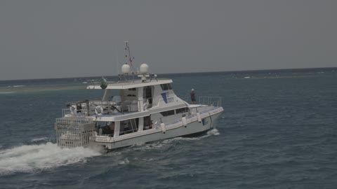 الواجهة البحرية الطبيعية ، جزيرة بياضه في مدينة جدة بالمملكة العربية السعودية ، تصوير درون جوي لعلم السعودية على اليخت ، معالم سياحية مشهورة