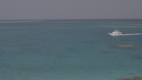 الواجهة البحرية الطبيعية ، جزيرة بياضه في مدينة جدة بالمملكة العربية السعودية ، تصوير درون جوي لعلم السعودية على اليخت ، معالم سياحية مشهورة