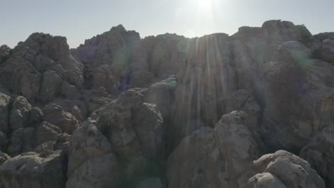 القمم والمرتفعات والتضاريس في المناطق الجبلية، تصوير درون جوي للأودية وجبال شمال المملكة العربية السعودية ، تكوينات صخرية