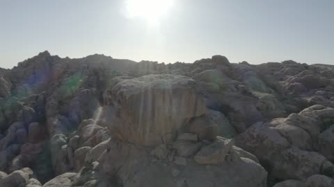 القمم والمرتفعات والتضاريس في المناطق الجبلية، تصوير درون جوي للأودية وجبال شمال المملكة العربية السعودية ، تكوينات صخرية