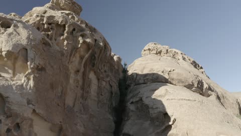 تصوير درون جوي للأودية وجبال شمال المملكة العربية السعودية ، تكوينات صخرية ، القمم والمرتفعات والتضاريس في المناطق الجبلية