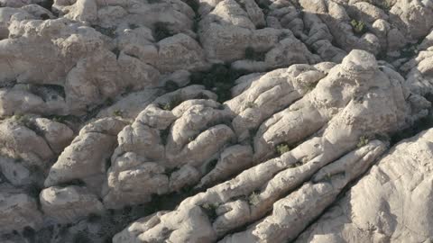 تصوير درون جوي للأودية وجبال شمال المملكة العربية السعودية ، تكوينات صخرية ، القمم والمرتفعات والتضاريس في المناطق الجبلية