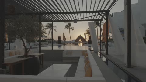 أماكن ومعالم سياحية مشهورة في المملكة العربية السعودية, مياه صافية وإطلالات الغروب ، تصوير درون جوي لمنتجع اويا بيتش بجدة , شاطئ البحر هادئ، الواجهة البحرية