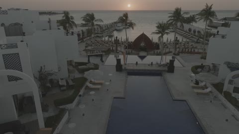 شاطئ البحر هادئ، الواجهة البحرية، أماكن ومعالم سياحية مشهورة في المملكة العربية السعودية, مياه صافية وإطلالات الغروب ، تصوير درون جوي لمنتجع اويا بيتش بجدة