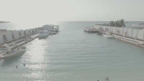 تصوير درون جوي لمنتجع اويا بيتش بجدة , شاطئ البحر هادئ، الواجهة البحرية، أماكن ومعالم سياحية مشهورة في المملكة العربية السعودية, مياه صافية وإطلالات نهارية
