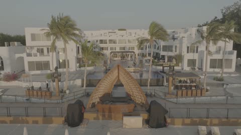 تصوير درون جوي لمنتجع اويا بيتش بجدة , شاطئ البحر هادئ، الواجهة البحرية، أماكن ومعالم سياحية مشهورة في المملكة العربية السعودية, مياه صافية وإطلالات نهارية