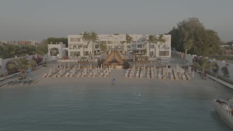 تصوير درون جوي لمنتجع اويا بيتش بجدة , شاطئ البحر هادئ، الواجهة البحرية، أماكن ومعالم سياحية مشهورة في المملكة العربية السعودية, مياه صافية وإطلالات نهارية