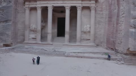 التكوينات والتشكيلات الصخرية في صحراء حسمى، وادي رم في مدينة تبوك في النهار، البيئة الصحراوية والقمم والمرتفعات الجبلية، اماكن سياحية في المملكة العربية السعودية، الأودية الضيقة والأقواس الطبيعية والمنحدرات ،خلفية الطبيعة