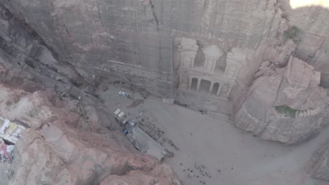 البيئة الصحراوية والقمم والمرتفعات الجبلية، اماكن سياحية في المملكة العربية السعودية، التكوينات والتشكيلات الصخرية في صحراء حسمى، وادي رم في مدينة تبوك في النهار، الأودية الضيقة والأقواس الطبيعية والمنحدرات ،خلفية الطبيعة