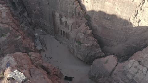 البيئة الصحراوية والقمم والمرتفعات الجبلية، اماكن سياحية في المملكة العربية السعودية، التكوينات والتشكيلات الصخرية في صحراء حسمى، وادي رم في مدينة تبوك في النهار، الأودية الضيقة والأقواس الطبيعية والمنحدرات ،خلفية الطبيعة