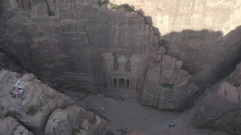 The desert environment and mountain peaks and highlands are tourist attractions in the Kingdom of Saudi Arabia, the rock formations and structures in the Hasma Desert, Wadi Rum in the city of Tabuk during the day, the narrow valleys, natural arches, and slopes, the backdrop of nature.