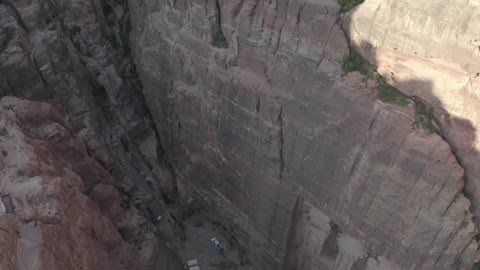 الأودية الضيقة والأقواس الطبيعية والمنحدرات ، التكوينات والتشكيلات الصخرية في صحراء حسمى، وادي رم في مدينة تبوك في النهار، البيئة الصحراوية والقمم والمرتفعات الجبلية، اماكن سياحية في المملكة العربية السعودية، خلفية الطبيعة