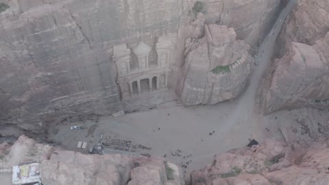 الأودية الضيقة والأقواس الطبيعية والمنحدرات ، التكوينات والتشكيلات الصخرية في صحراء حسمى، وادي رم في مدينة تبوك في النهار، البيئة الصحراوية والقمم والمرتفعات الجبلية، اماكن سياحية في المملكة العربية السعودية، خلفية الطبيعة