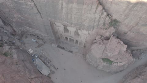 اماكن سياحية في المملكة العربية السعودية، الأودية الضيقة والأقواس الطبيعية والمنحدرات ، التكوينات والتشكيلات الصخرية في صحراء حسمى، وادي رم في مدينة تبوك في النهار، البيئة الصحراوية والقمم والمرتفعات الجبلية،خلفية الطبيعة