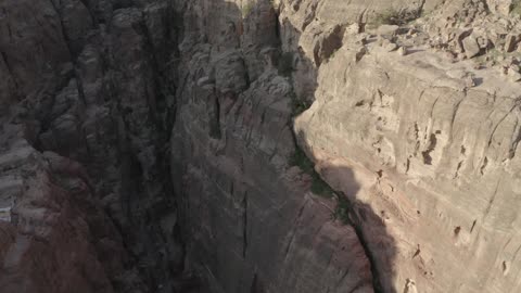 اماكن سياحية في المملكة العربية السعودية، الأودية الضيقة والأقواس الطبيعية والمنحدرات ، التكوينات والتشكيلات الصخرية في صحراء حسمى، وادي رم في مدينة تبوك في النهار، البيئة الصحراوية والقمم والمرتفعات الجبلية،خلفية الطبيعة